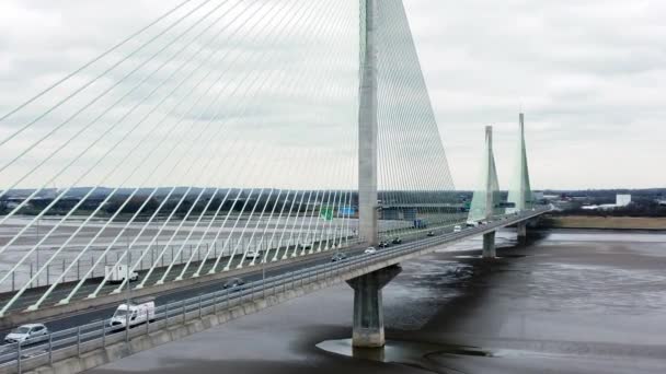 Mersey Gateway Landmärke Antenn Utsikt Över Vägtullar Hängbro Flod Passerar — Stockvideo