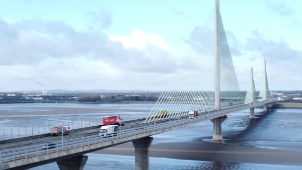 Mersey Gateway Landmark Aerial View Toll Suspension Bridge River Crossing — Stockvideo