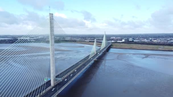 Mersey Gateway Landmark Повітряний Вид Вище Платної Підвіски Міст Річки — стокове відео