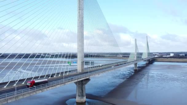 Mersey Gateway Landmark Aerial View Toll Suspension Bridge River Crossing — Vídeo de stock