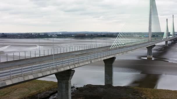 Mersey Gateway Wahrzeichen Luftaufnahme Über Der Mautbrücke Hängebrücke Fluss Überquert — Stockvideo