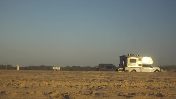 Campistas Furgonetas Camiones Playa Atardecer Parque Nacional Isla Assateague — Vídeo de stock