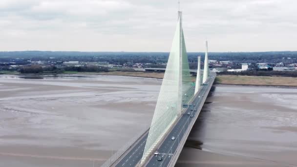 Mersey Gateway Landmark Aerial View Toll Suspension Bridge River Crossing — ストック動画