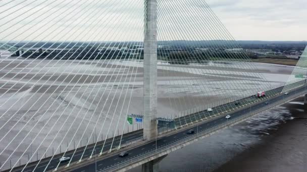 Вид Воздушных Ворот Мерси Над Платным Подвесным Мостом Через Реку — стоковое видео