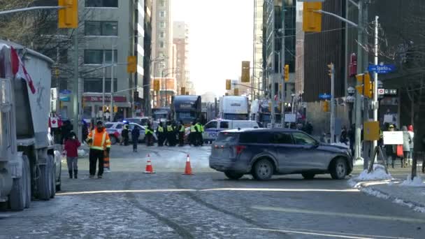 オタワのダウンタウンの警察カナダのトラックのブロックコンボイ市交通への混乱を防ぐために前進 — ストック動画