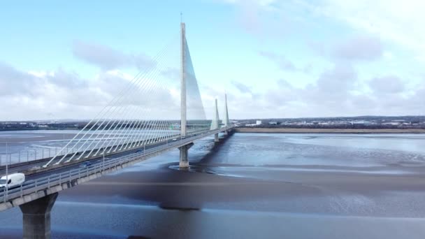 Mersey Gateway Landmark Aerial View Toll Suspension Bridge River Crossing — Stockvideo