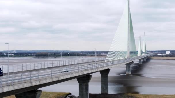 Mersey Gateway Landmark Aerial View Toll Suspension Bridge River Crossing — Stockvideo