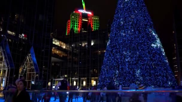 Outdoor Ice Skating Rink Christmas Tree Downtown Pittsburgh — стоковое видео
