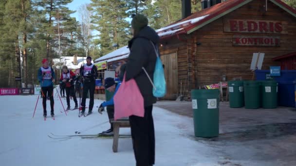 滑雪者休息在Eldris First Station Vasaloppet Cross Ski Race Slowmo — 图库视频影像