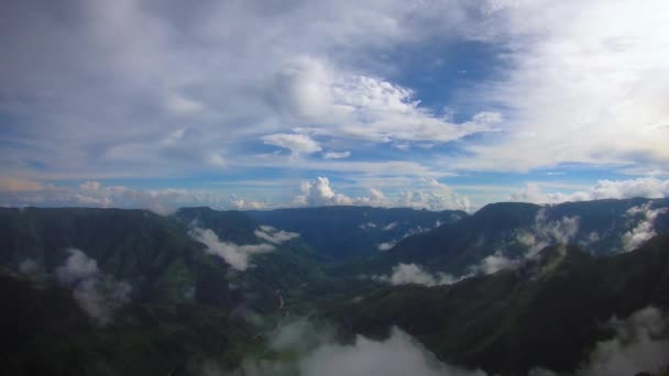 Dramático Movimento Nuvens Vale Montanha Manhã Partir Topo Colina Vídeo — Vídeo de Stock