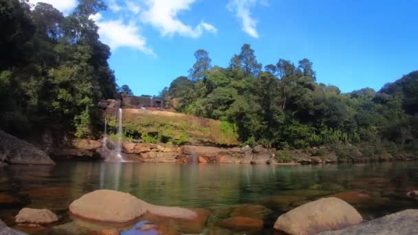 Cachoeira Natural Caindo Topo Montanha Com Céu Azul Dramático Florestas — Vídeo de Stock