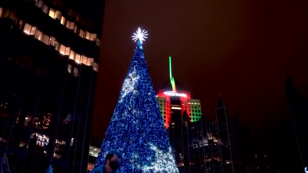 匹兹堡市中心的室外溜冰场上挂着圣诞树 — 图库视频影像