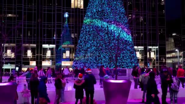 Outdoor Ice Skating Rink Christmas Tree Downtown Pittsburgh — стоковое видео