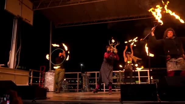 Fire Dancers Dances Fire Night Performance Dramatic Fire Smoke — Vídeo de Stock