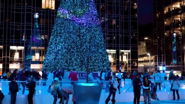 Kültéri Korcsolyapálya Karácsonyfával Pittsburgh Belvárosában Highmark Alatt Első Éjszaka — Stock videók