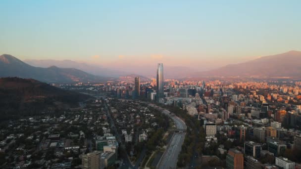 Flydolly Fra Santiago Skyline Bygninger Mapocho River Providencia Nabolaget Bakkehøyde – stockvideo