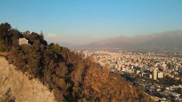 Orbita Aerea Della Funicolare San Cristobal Hill Che Rivela Skyline — Video Stock