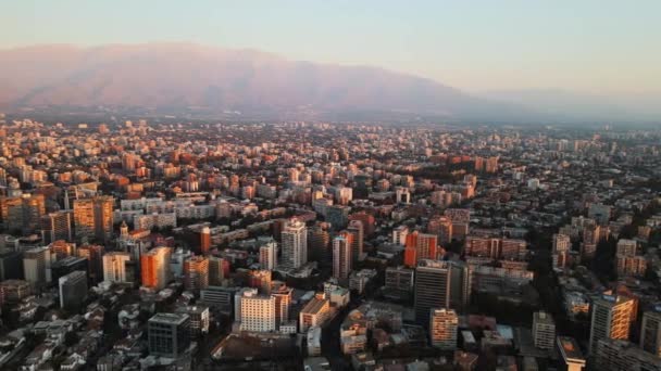 Aerial Pan Højre Santiago Kvarter Bygninger Med Bakker Baggrunden Gyldne – Stock-video
