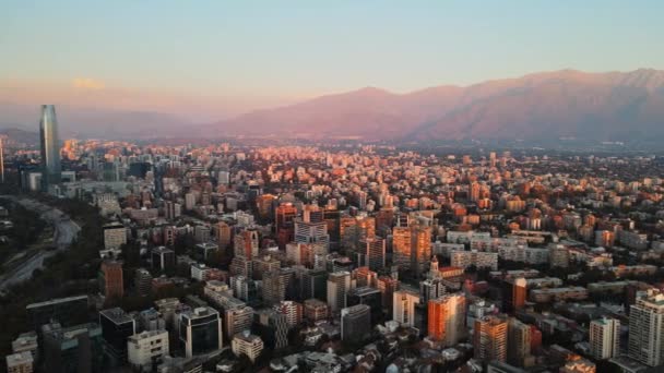 Santiago Gökdelenleri Mapocho Nehri Providencia Mahalle Binalarının Solunda Günbatımında Tepeler — Stok video