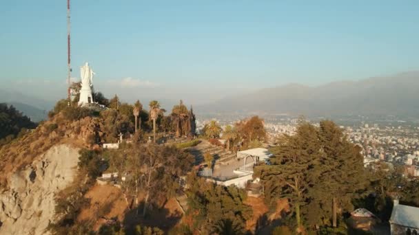 Luchtfoto Dolly Van Standbeeld Heiligdom Van Onbevlekte Ontvangenis San Cristobal — Stockvideo