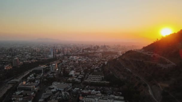 Flygfoto Pan Höger Santiago Kvartersbyggnader Och San Cristobal Hill Täckt — Stockvideo
