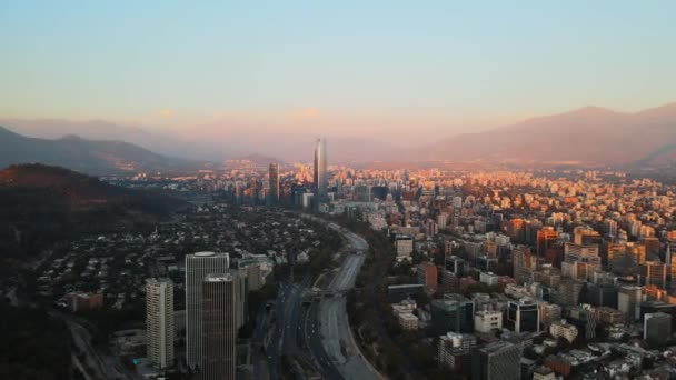 Pan Aéreo Izquierda Del Río Mapocho Tráfico Barrio Providencia Horizonte — Vídeos de Stock