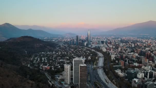 Aerial Pan Venstre Providencia Kvarter Mapocho Floden Trafik Gader Santiago – Stock-video