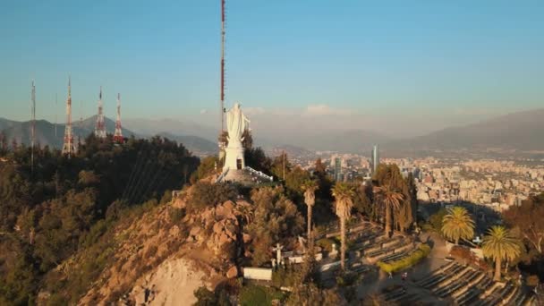 Luftaufnahme Einer Statue Heiligtum Der Unbefleckten Empfängnis Auf Dem Gipfel — Stockvideo