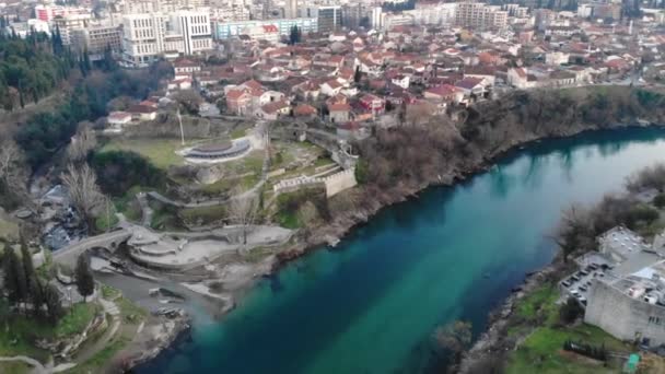 Impresionante Vista Aérea Del Río Moraca Ribnica Creek Con Viejo — Vídeo de stock