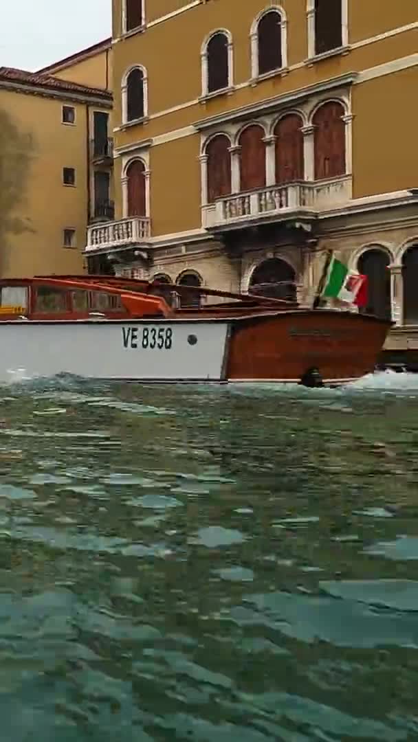 威尼斯城市的低倾角水面和经过意大利威尼斯的小船 慢动作Vertical格式 — 图库视频影像