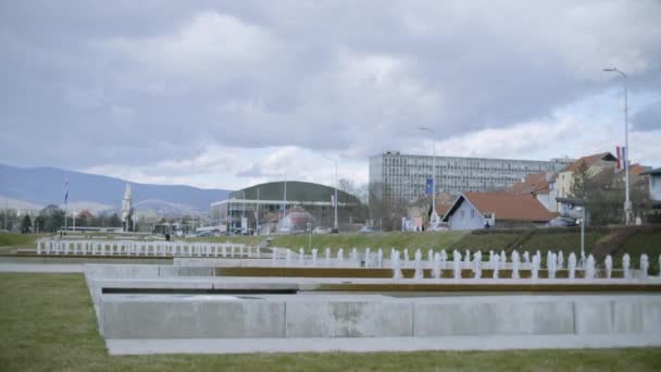 Поток Воды Фонтанов Зеленом Парке Недалеко Центра Города Съемка Загребе — стоковое видео