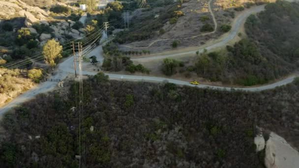 サンタモニカの山々で古いマッスルカーを追跡する空中ビュー ドローンショット — ストック動画