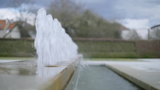 Side Focus Flowing Water Fountain Green Park City Center Footage — Stock video