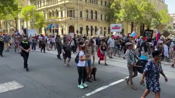 Vax Jab Protesters Melbourne Marching City Playing Drums Chanting Strong — Stock video