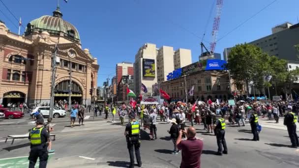 Διαδηλωτές Φωνάζουν Στη Μελβούρνη Της Αυστραλίας Σταματώντας Όλη Την Κυκλοφορία — Αρχείο Βίντεο