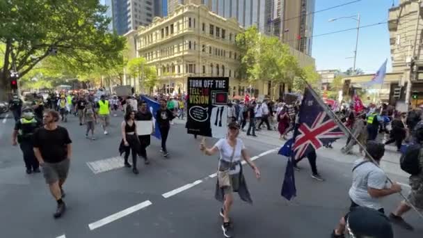 Protesters Holding Signs Rally Melbourne Australia Walking Collins Street Stopping — Vídeo de Stock