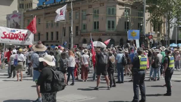 澳大利亚墨尔本的抗议者聚集在弗林德斯街车站的马路中间 阻止了所有的交通 — 图库视频影像