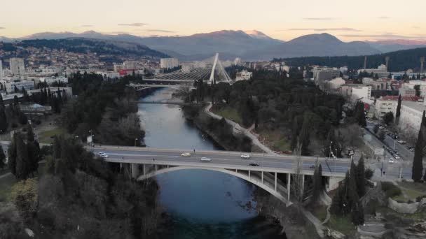 Union Köprüsü Millennium Köprüsü Blaza Jovanovica Moraca Nehri Geçiyor — Stok video