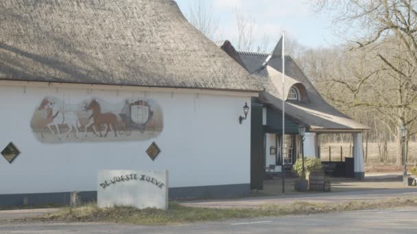 Закрий Woeste Hoeve Прапор Махає Вітром Будівля Важливим Історичним Місцем — стокове відео