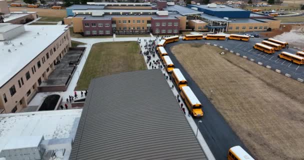 Les Étudiants Les Autobus Scolaires Font Queue Dans Bâtiment Américain — Video