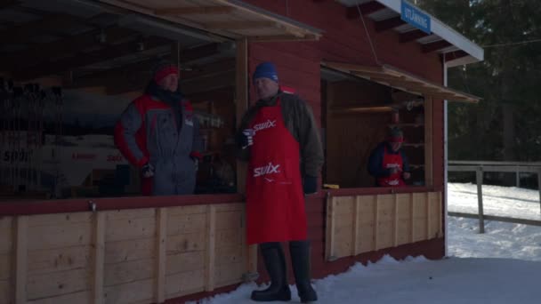 Vasaloppet Kros Kayak Yarışı Ndaki Eldris Dinlenme Stasyonunda Kayakçılar Bekliyor — Stok video