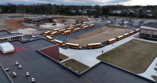 Autocarro Escola Alinha Bandeira Americana Novos Antigos Edifícios Escolares Tema — Vídeo de Stock