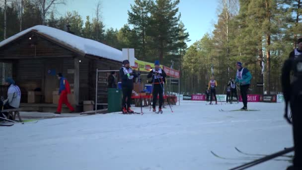 Skier Φτάνοντας Στο Έλντρις Πρώτος Σταθμός Στο Vasaloppet Cross Ski — Αρχείο Βίντεο