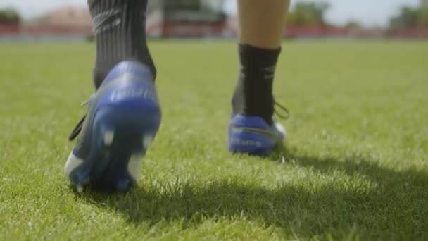 Jugador Fútbol Está Caminando Fútbol Archivado Metraje Croacia — Vídeos de Stock