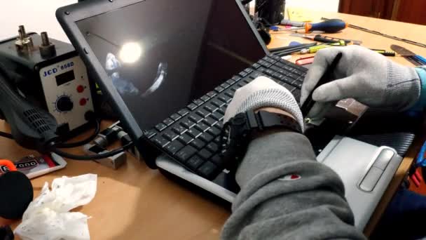 Eldivenli Erkek Eller Klavyeyi Değiştirmek Için Dizüstü Bilgisayarda Çalışıyor Kilitli — Stok video