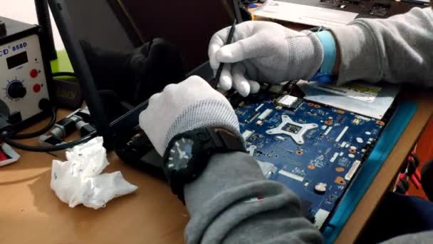 Gloved Male Hands Working Laptop Motherboard Desk Locked — Stock video