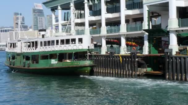 中国香港 2021年11月10日 中档中档的绿色及白色星轮驶离中环码头 — 图库视频影像