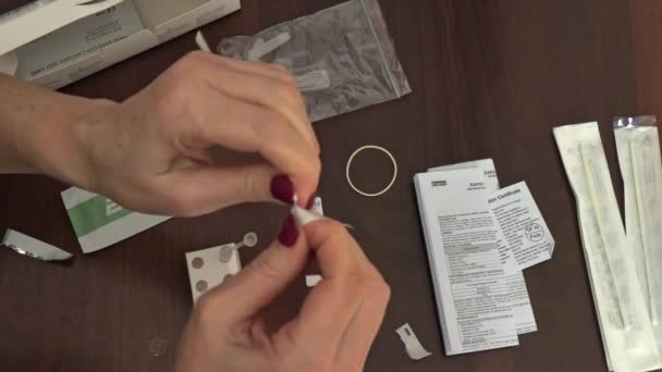 Закріплена Жінка Відкриває Стерилізований Бавовняний Ковпачок Домашнього Антигенного Тесту — стокове відео