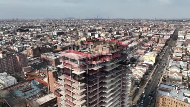 Een Hoge Hoek Uitzicht Boven Een Nieuwbouw Brooklyn Met Nyc — Stockvideo