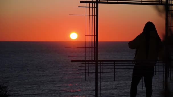 Silhouette Uomo Che Balla Rappa Tramonto Con Spazio Copia — Video Stock